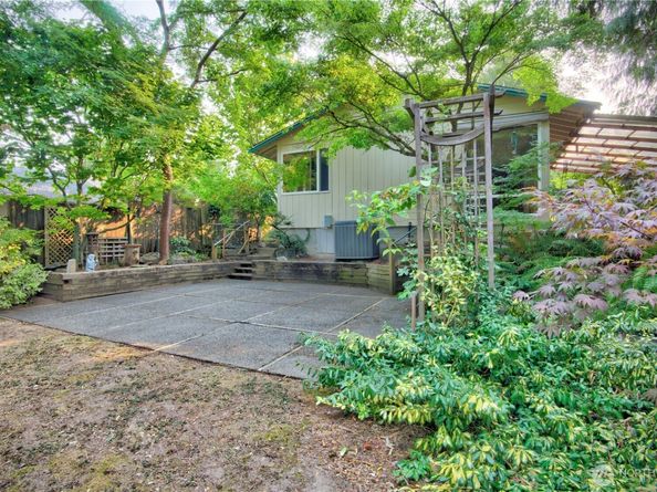 11731 Bartlett Avenue NE, Seattle WA 98125