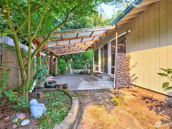11731 Bartlett Avenue NE, Seattle WA 98125