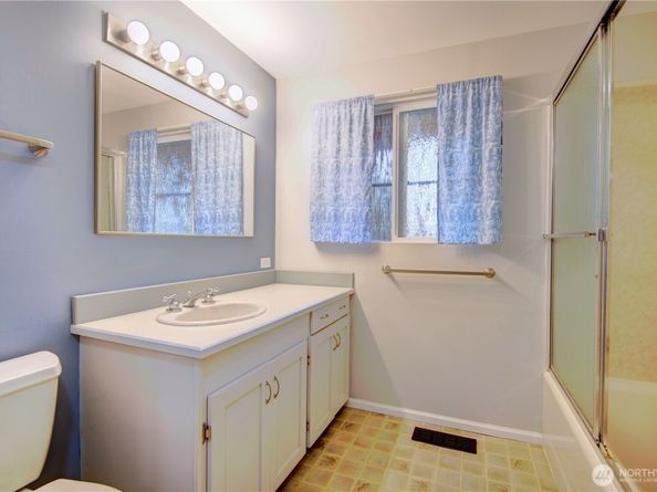 11731 Bartlett Avenue NE, Seattle WA 98125