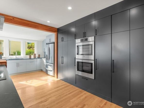 2569 4th Avenue W, Seattle WA 98119