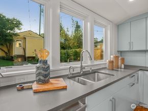 2569 4th Avenue W, Seattle WA 98119