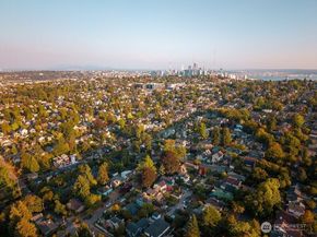 2569 4th Avenue W, Seattle WA 98119