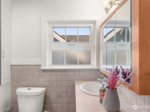 2569 4th Avenue W, Seattle WA 98119