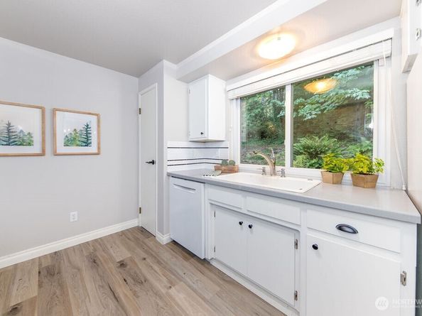 585 Mount Cedar Drive SW, Issaquah WA 98027