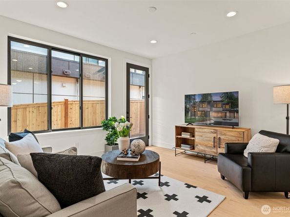 10648 Woodhaven Lane, Bellevue WA 98004