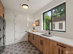 10648 Woodhaven Lane, Bellevue WA 98004