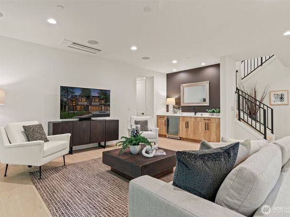 10648 Woodhaven Lane, Bellevue WA 98004