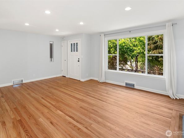 9200 5th Avenue NE, Seattle WA 98115