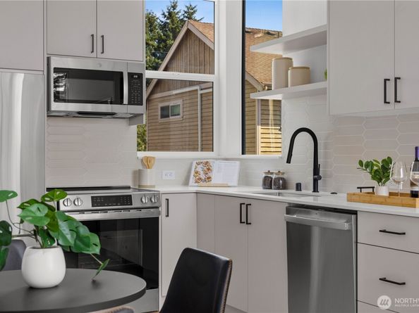 3852 Carr Place N, Seattle WA 98103