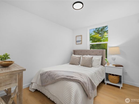 3852 Carr Place N, Seattle WA 98103