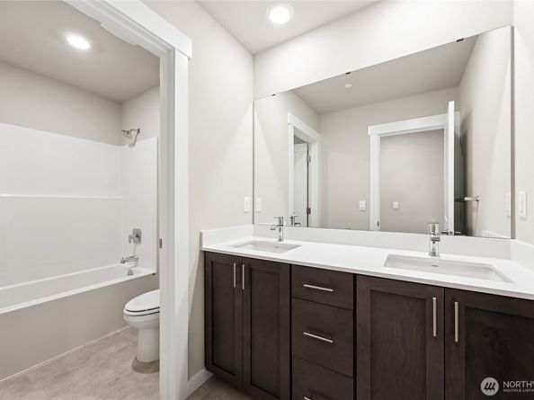 10482 135th Avenue NE 42, Kirkland WA 98033