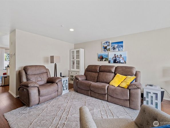 8823 Holly Drive 502, Everett WA 98208