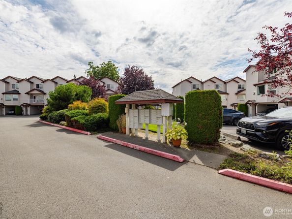 8823 Holly Drive 502, Everett WA 98208
