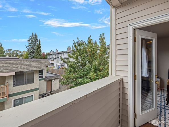 8823 Holly Drive 502, Everett WA 98208