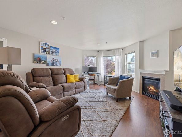 8823 Holly Drive 502, Everett WA 98208