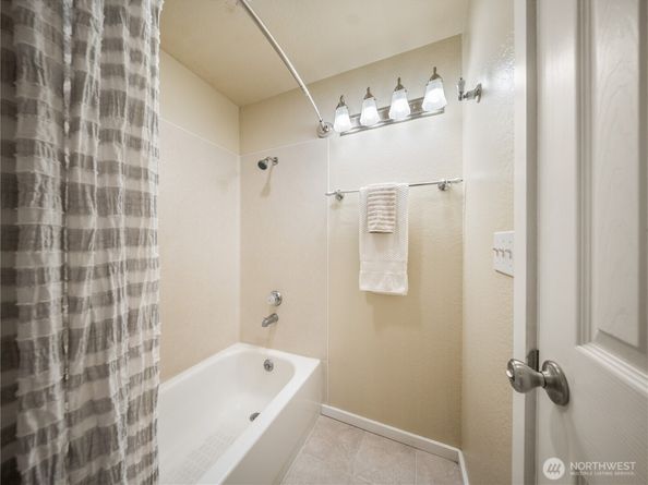 20120 66th Place W E3, Lynnwood WA 98036