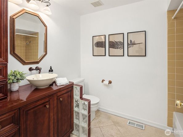 17605 NE 15th Place, Bellevue WA 98008