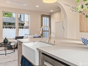 5033 25th Avenue SW B, Seattle WA 98106