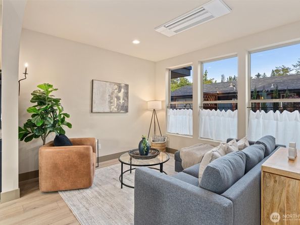 5033 25th Avenue SW B, Seattle WA 98106