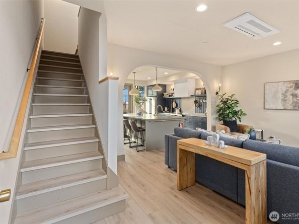 5033 25th Avenue SW B, Seattle WA 98106