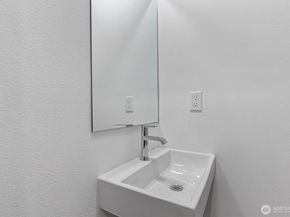 909 Hiawatha Place S A, Seattle WA 98144