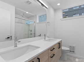 909 Hiawatha Place S A, Seattle WA 98144