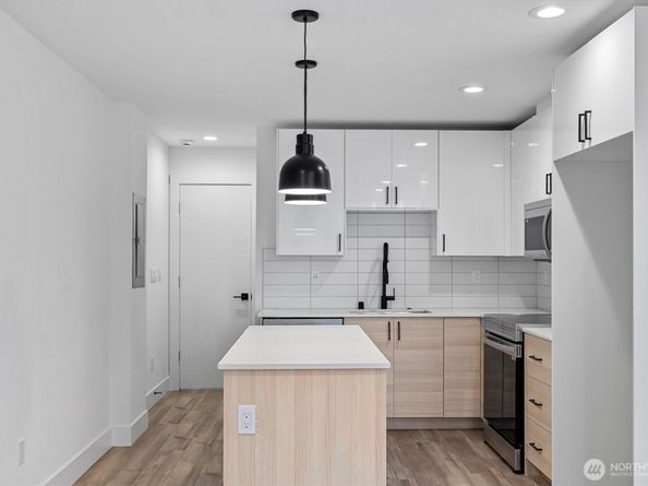 909 Hiawatha Place S A, Seattle WA 98144