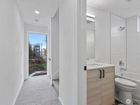 909 Hiawatha Place S A, Seattle WA 98144