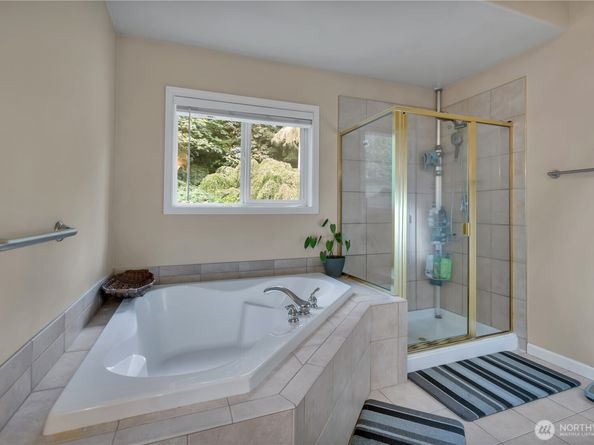 26525 Lake Fenwick Road S, Kent WA 98032