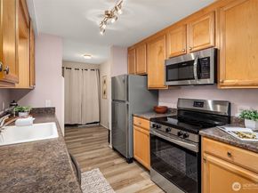 7064 35th Avenue NE 13, Seattle WA 98115
