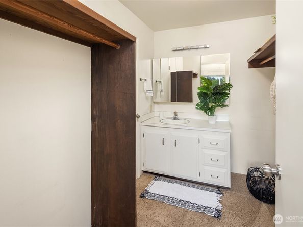 7064 35th Avenue NE 13, Seattle WA 98115