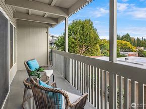7064 35th Avenue NE 13, Seattle WA 98115