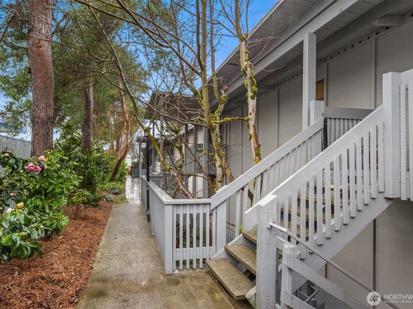 7064 35th Avenue NE 13, Seattle WA 98115