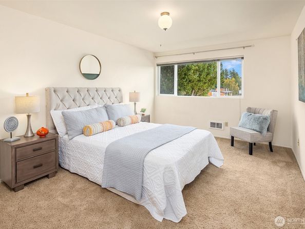 7064 35th Avenue NE 13, Seattle WA 98115