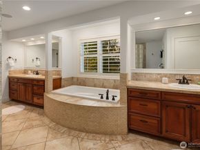 6577 102nd Avenue NE, Kirkland WA 98033