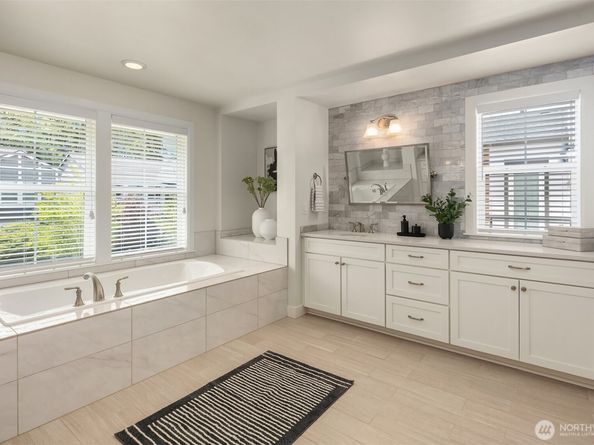 1136 Pine Crest Circle NE, Issaquah WA 98029