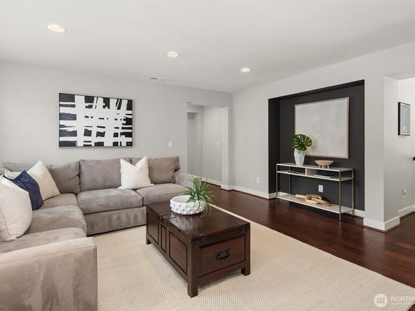 1136 Pine Crest Circle NE, Issaquah WA 98029