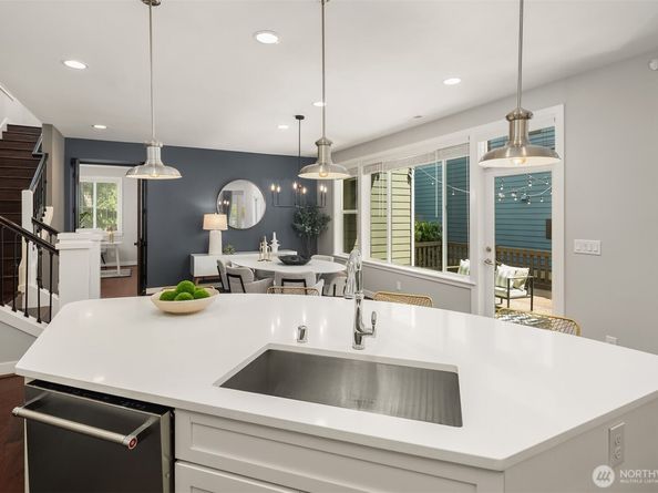 1136 Pine Crest Circle NE, Issaquah WA 98029