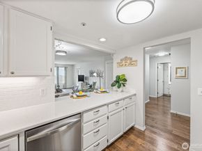 4081 224th Lane SE 210, Issaquah WA 98029