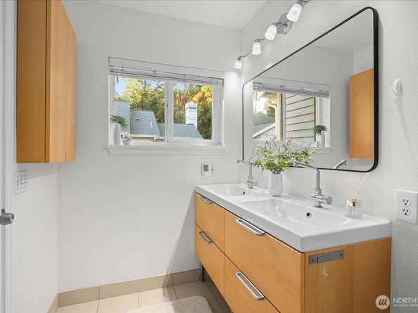 18003 NE 93rd Court 3, Redmond WA 98052