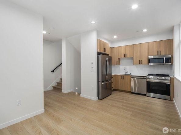 546 S Cloverdale Street D, Seattle WA 98108