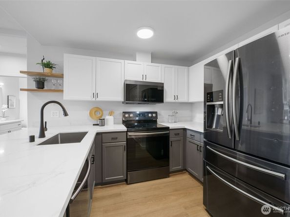 3221 SW Avalon Way 207, Seattle WA 98126