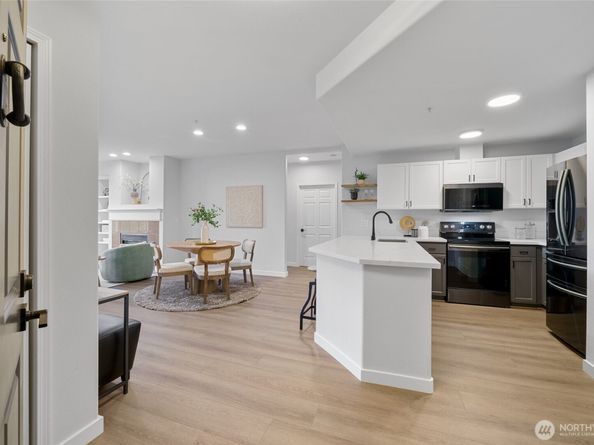 3221 SW Avalon Way 207, Seattle WA 98126