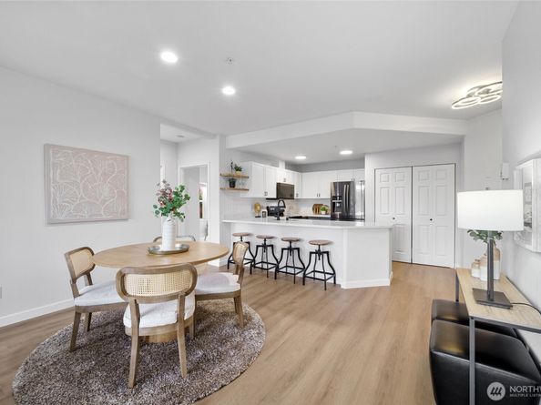 3221 SW Avalon Way 207, Seattle WA 98126