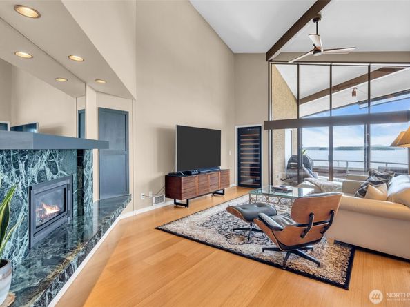 7019 47th Avenue SW 18, Seattle WA 98136