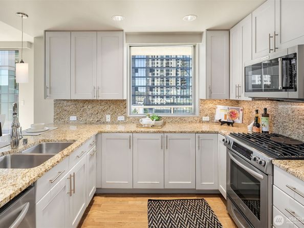 10650 NE 9th Place 1120, Bellevue WA 98004
