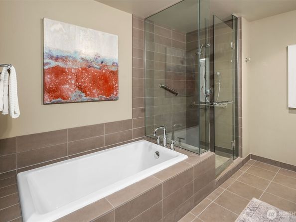 10650 NE 9th Place 1120, Bellevue WA 98004