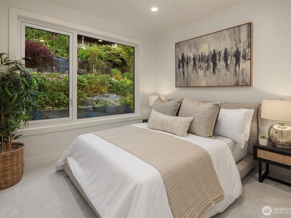 8243 W Mercer Way, Mercer Island WA 98040