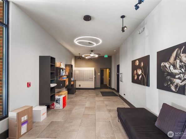 812 5th Avenue N 105, Seattle WA 98109