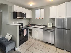 19046 10th Avenue NE B, Shoreline WA 98155